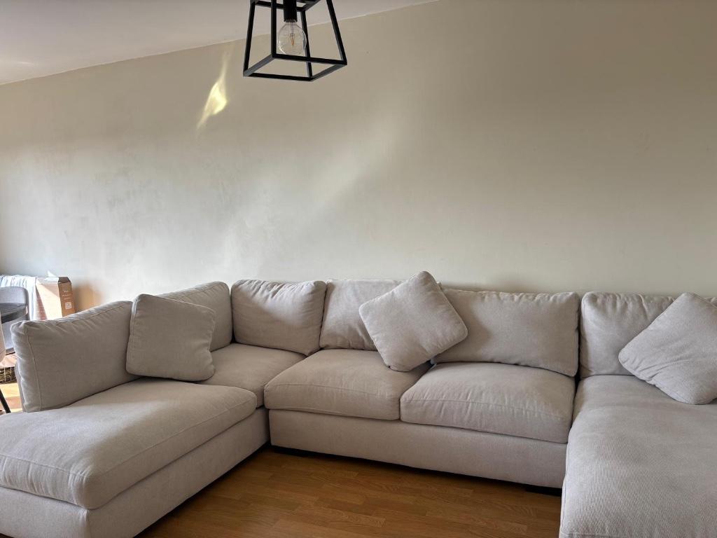 Beige Hoekzetel (+)  zwarte ovale eettafel, Ophalen, Zo goed als nieuw, Stof