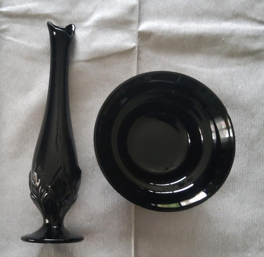 Zwart vaasje met reliëf en schaaltje., Huis en Inrichting, Woonaccessoires | Vazen, Ophalen, Zo goed als nieuw, Zwart, Glas