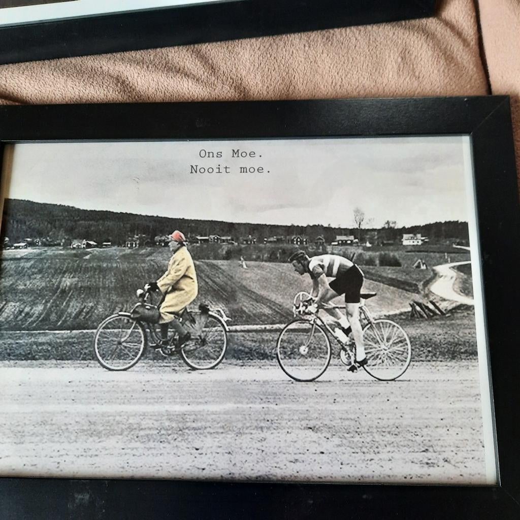 Photos du monde du cyclisme dans un cadre 33,5 x 24,5, Enlèvement ou Envoi