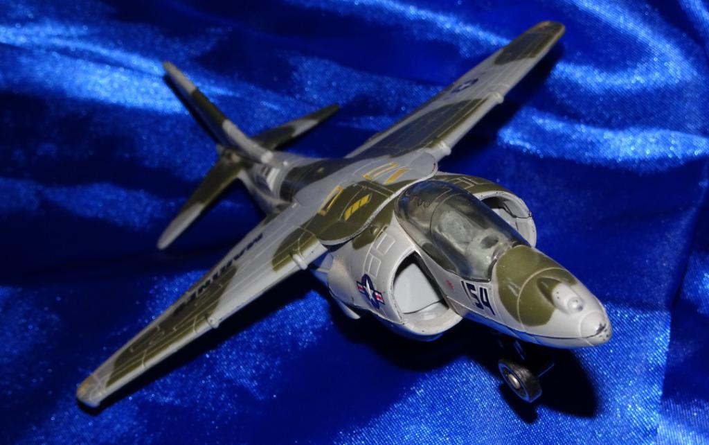 McDonnell Douglas (Boeing) AV-8B HARRIER II VMA 311 « TOMCAT, Collections, Envoi, Comme neuf, Modèle réduit