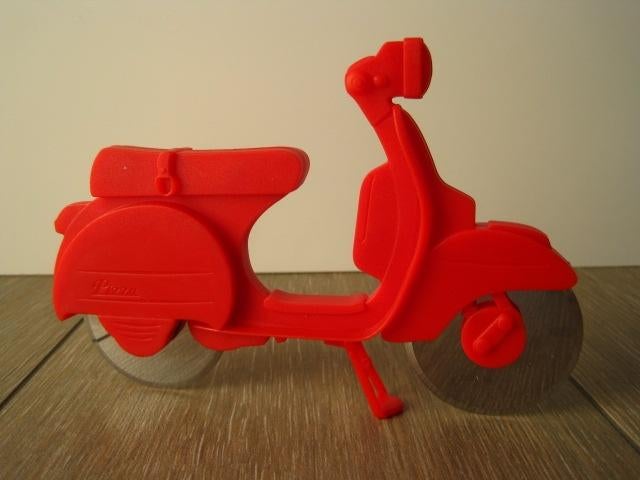 Coupe-pizza en forme de trottinette - rouge neuf, Maison & Meubles, Cuisine | Couverts, Neuf, Couverts en vrac, Enlèvement ou Envoi