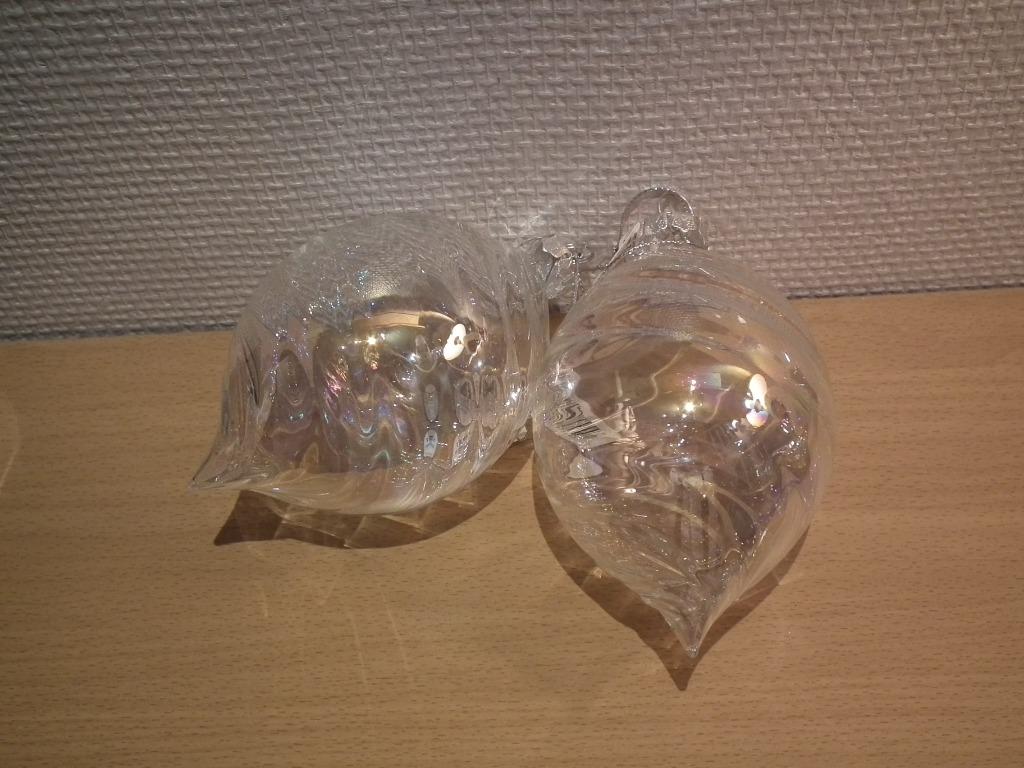 2 Goodwill-kerstballen, in iriserend transparant glas, Verzenden, Zo goed als nieuw