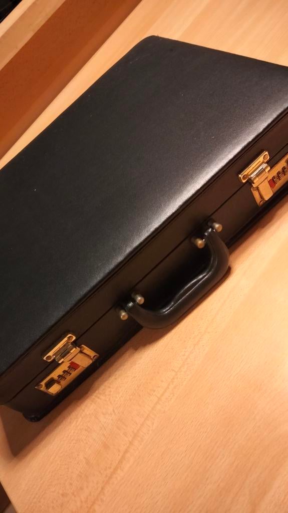 Étui rigide noir, Enlèvement, Comme neuf