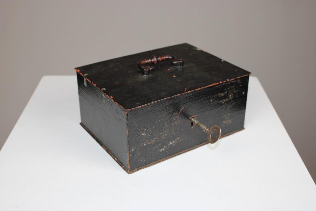 ancienne caisse en métal noir avec clé, Enlèvement ou Envoi