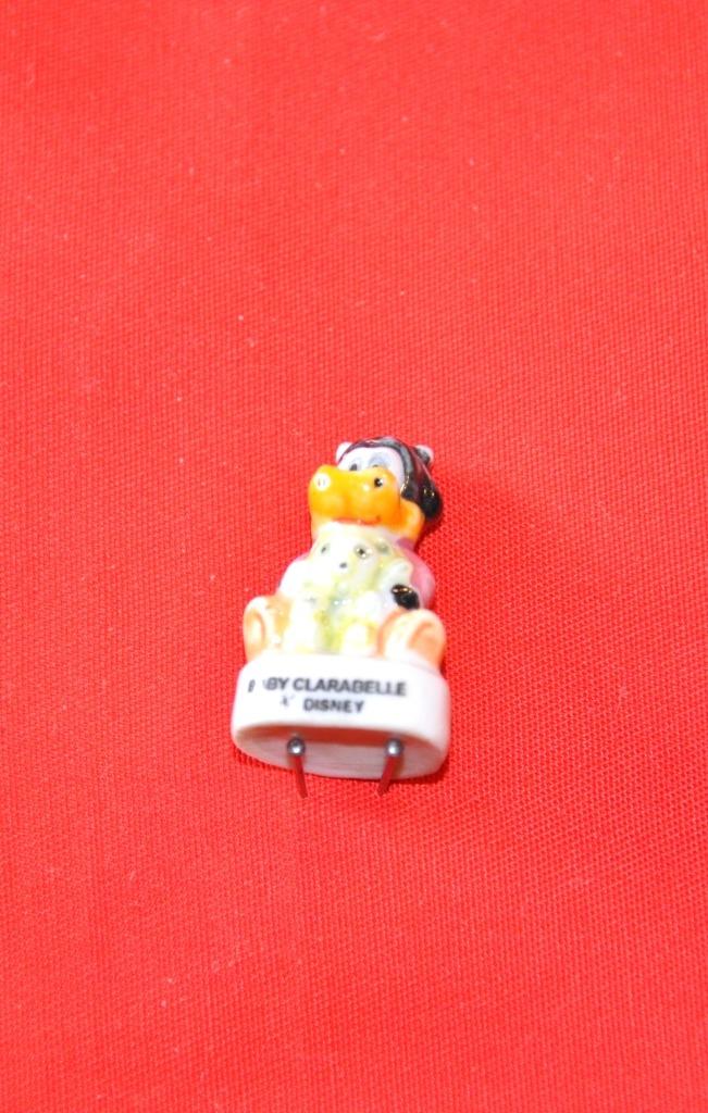 feve en porcelaine disney baby clarabelle, Collections, Statues & Figurines, Comme neuf, Autres types, Enlèvement ou Envoi