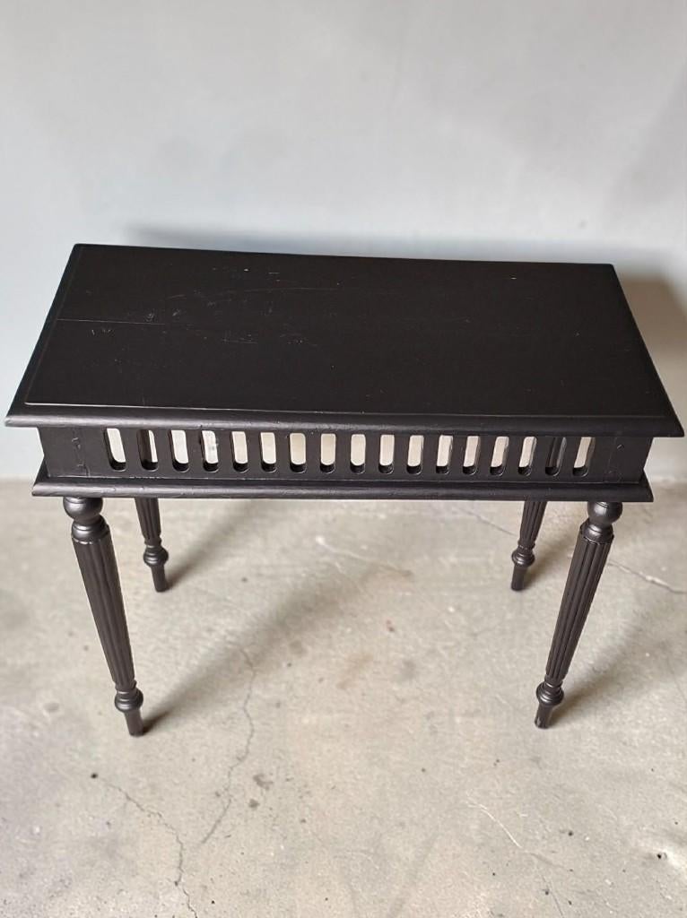 Zwarte sidetable, haltafel met sierlijke poten., Ophalen, Gebruikt, 50 tot 100 cm, Landelijk, brocante, empire, klassiek, barok, baroque