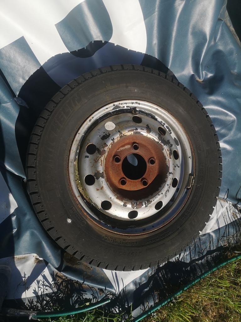 Band op velg 5x130 215 65 R16 C, Autos : Pièces & Accessoires, Pneus & Jantes, Enlèvement