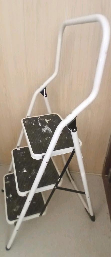 🟣️ Escabelle 3 marches poids max 150 kilos métal laqué blan, Bricolage & Construction, Échelles & Escaliers, Pliable ou rétractable/escamotable