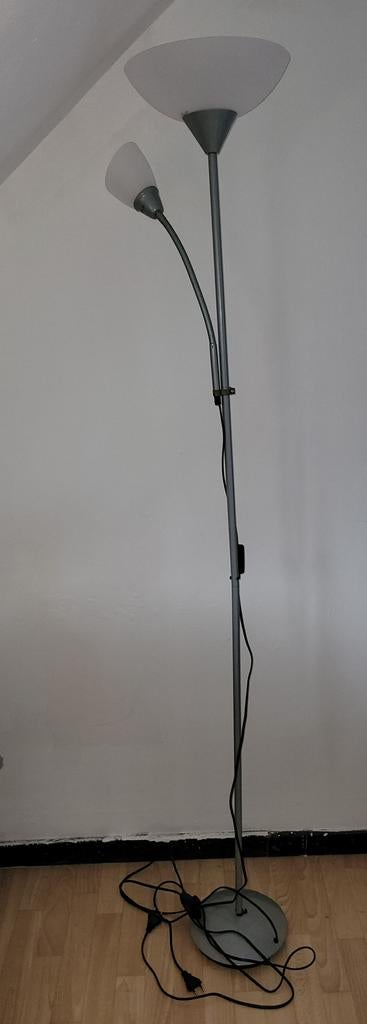 Led-vloerlamp op metalen structuur met leeslamp, Huis en Inrichting, Lampen | Vloerlampen, Ophalen, Zo goed als nieuw