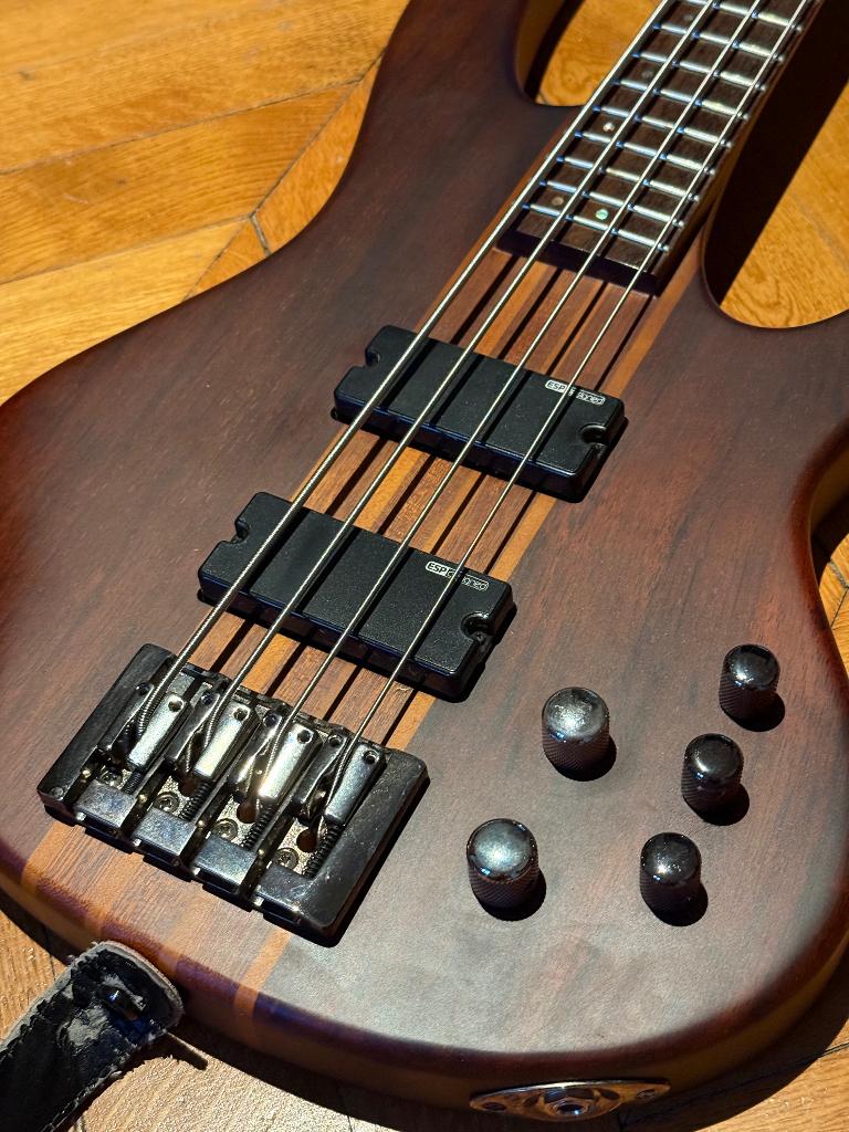 ESP LTD D4-NS 4-snarige actieve bas met koffer, Muziek en Instrumenten, Ophalen