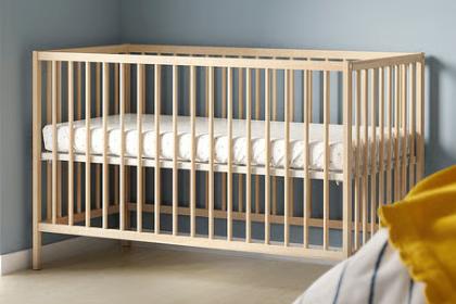 IKEA babybed van massief hout met matras 120 x 60 cm, Kinderen en Baby's, Babywiegjes en Ledikanten, Ophalen, Zo goed als nieuw