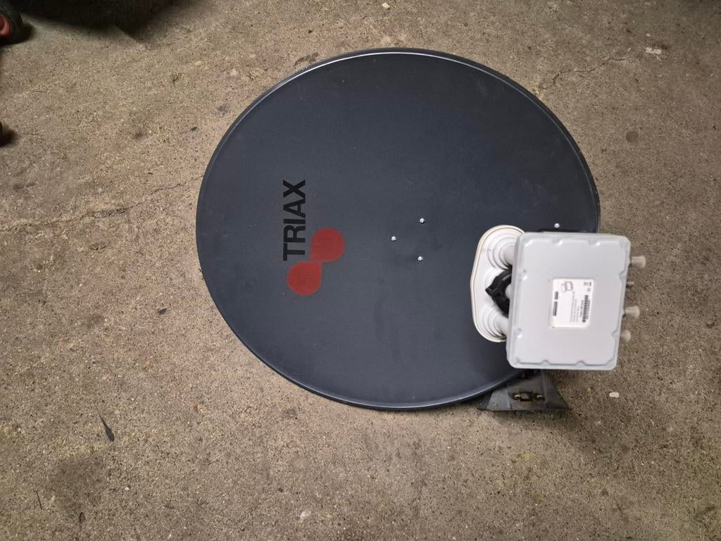 Triax schotelantenne met LNB - Zo goed als nieuw, Ophalen, (Schotel)antenne