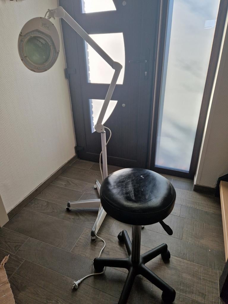 Lamp met vergrootglas en tabouret, Ophalen