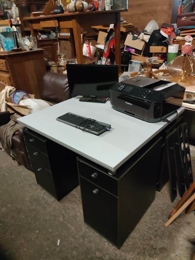 Bureau et divers accessoires, Enlèvement