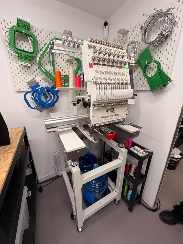 Brodeuse industrielle, Hobby & Loisirs créatifs, Enlèvement ou Envoi, Comme neuf, Broderies à la machine, Machine à broder