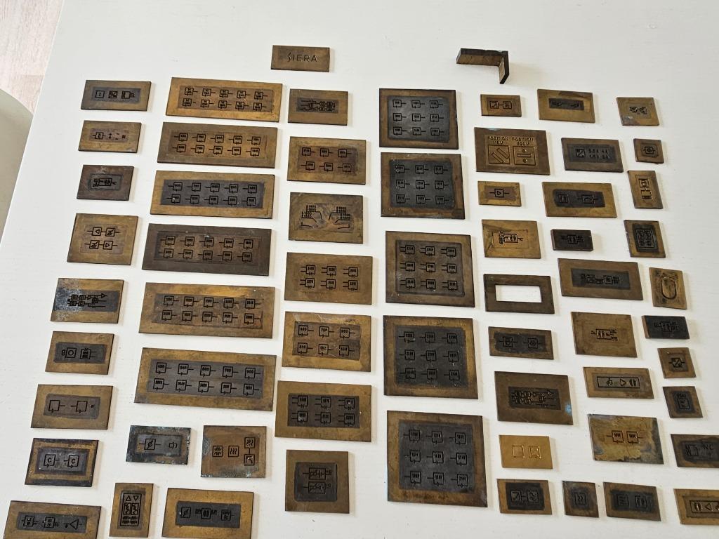 Antieke drukplaat stempelplaat siera, Antiquités & Art, Antiquités | TV & Hi-Fi, Enlèvement ou Envoi