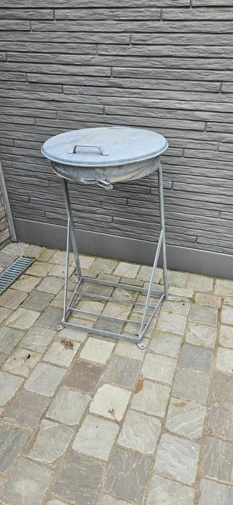 Vuilniszakhouder in galvanisé ( overtoom ), Ophalen