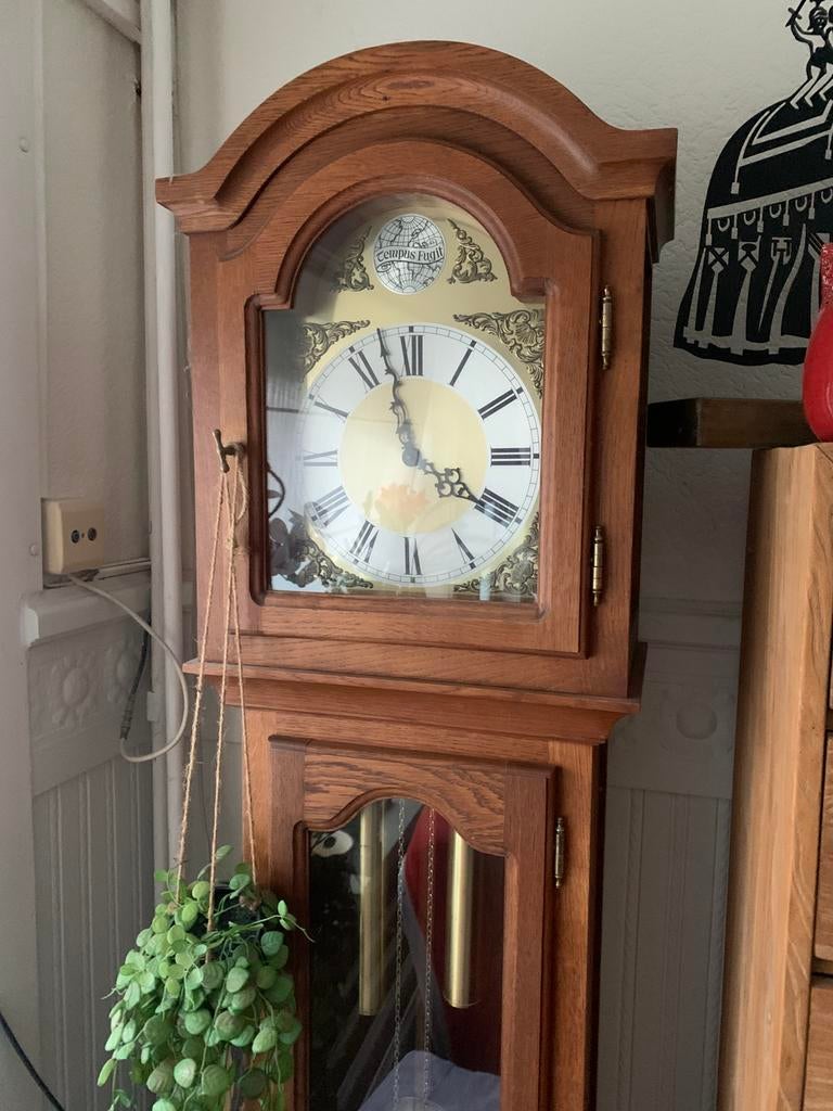 Staande klok Tempus fugit, Ophalen