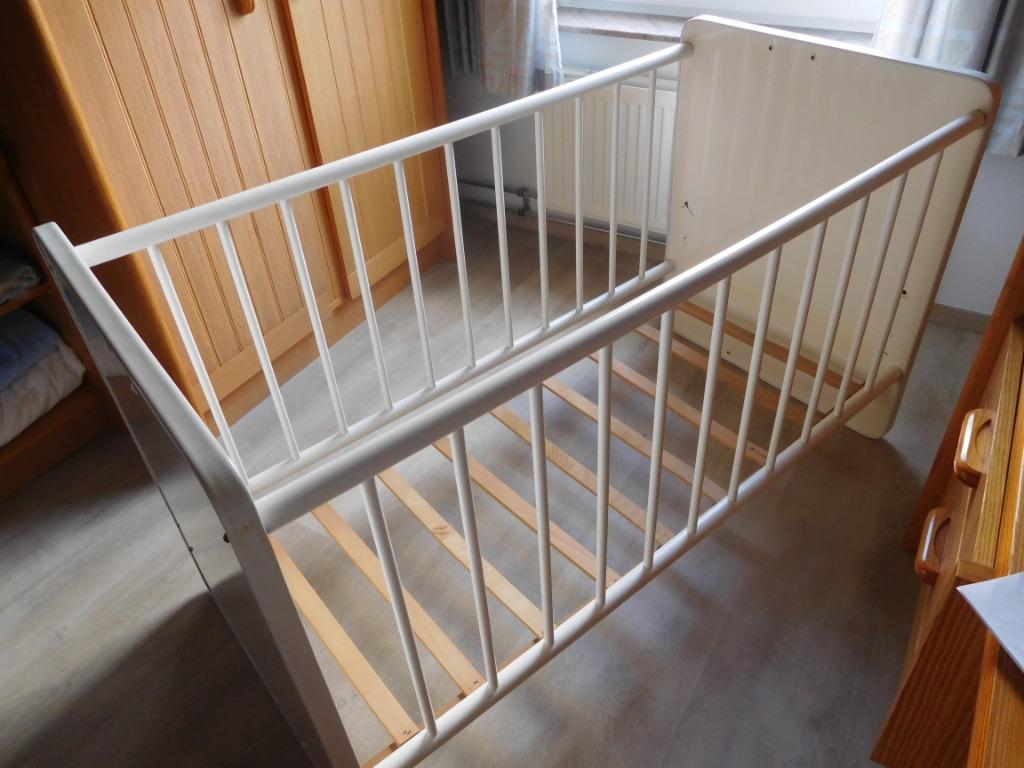 Kinderbedje, erbij ook nog matras-dekbed-lakentjes, Ophalen, Gebruikt, Lattenbodem