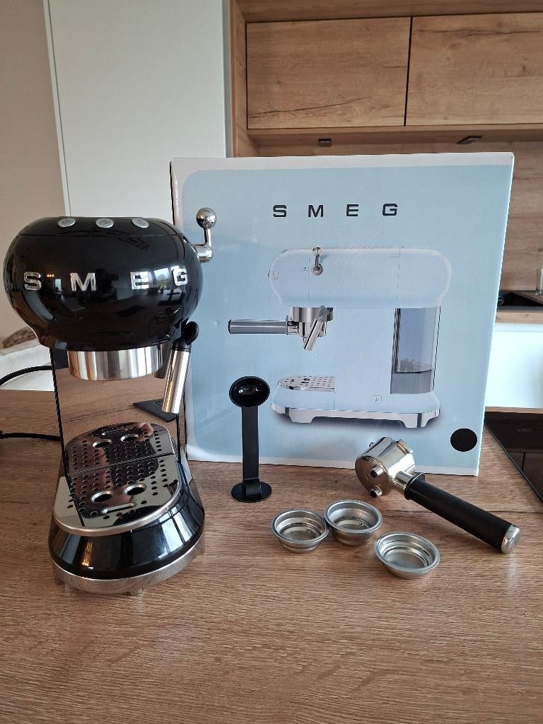 Machine à café SMEG ECF01, Electroménager, Cafetières, Réservoir d'eau amovible, 2 à 4 tasses, Enlèvement, Utilisé