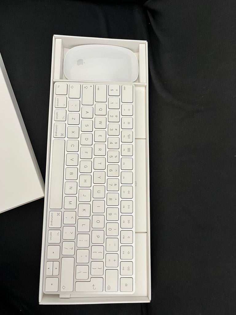 Apple Magic 2 Keyboard met muis, Computers en Software, Ophalen, Zo goed als nieuw