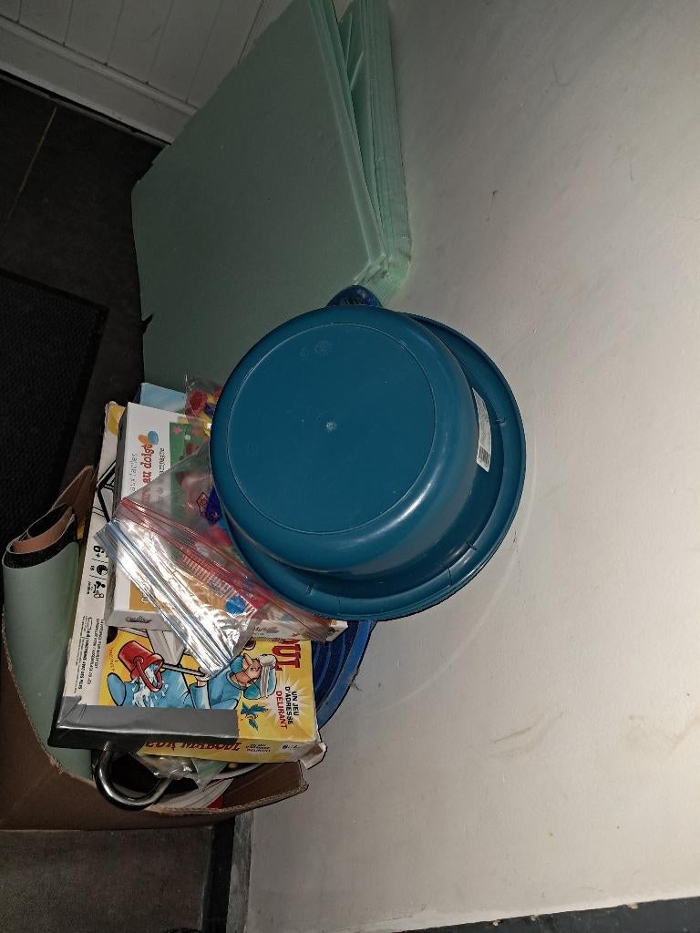 A donner  un peu de tout, Enlèvement, Utilisé, Assiettes(s)