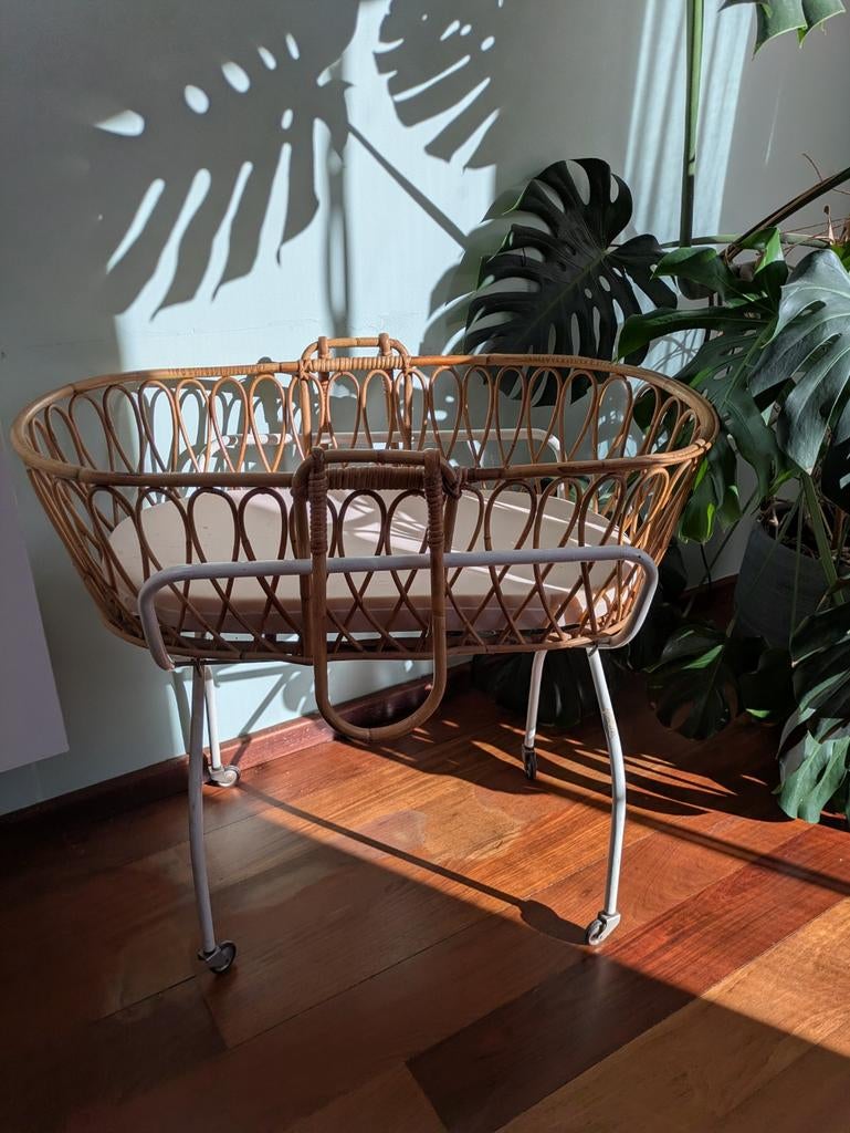 Rotan wieg - babybed - ledikantje met onderstel met wieltjes, Kinderen en Baby's, Ophalen, Wieg
