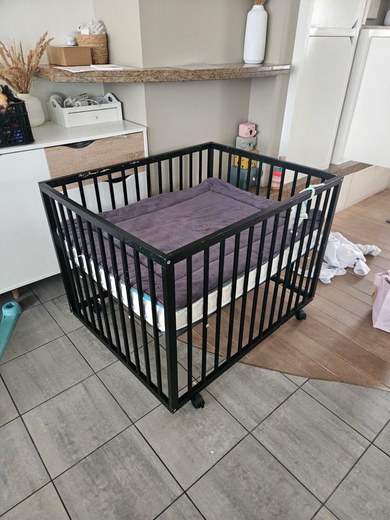 Zwart parkje babypark te koop op wieltjes met matras en top, Kinderen en Baby's, Ophalen, Wieltjes