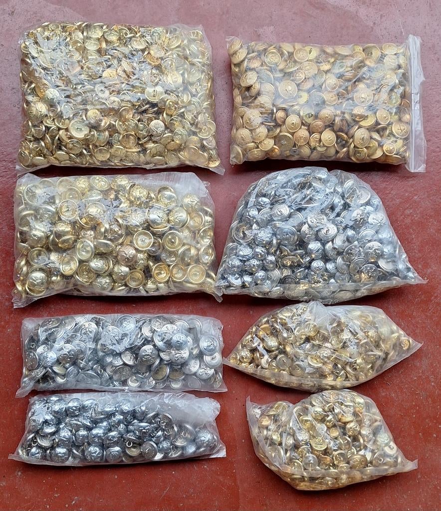 Lot de boutons d'uniformes, Enlèvement