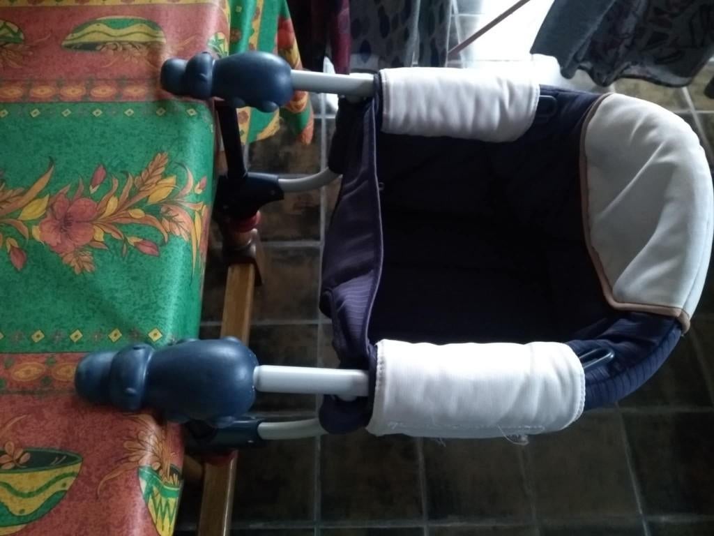 chaise bébé à fixer sur une table marque CHICCO, Enlèvement