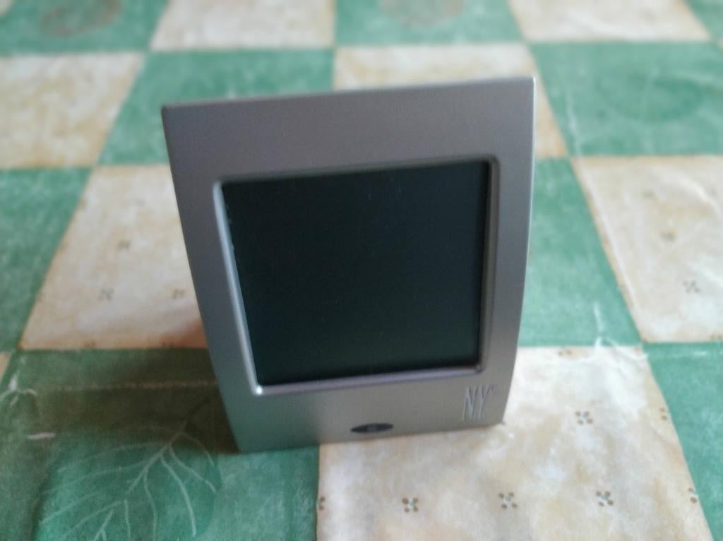 wekker klok met batterijen, nooit gebruikt en werkt perfect, Electroménager, Réveils, Enlèvement ou Envoi