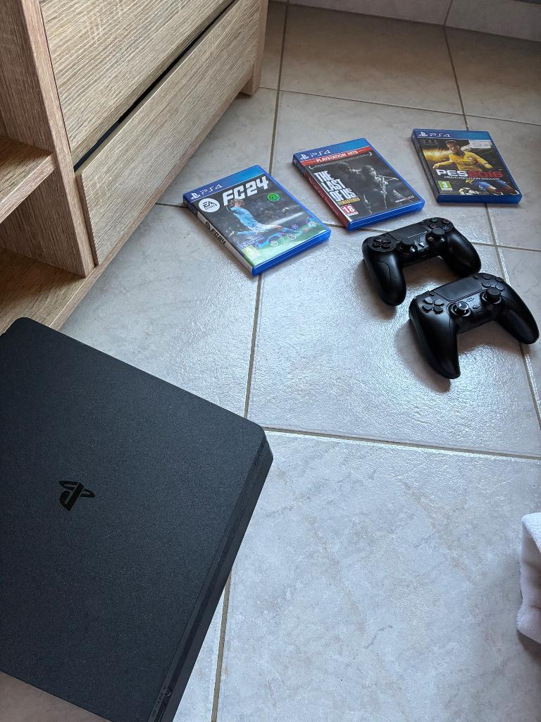 Te koop : PS4 met 2 controllers en games, Games en Spelcomputers, Games | Sony PlayStation 4, Ophalen, Gebruikt