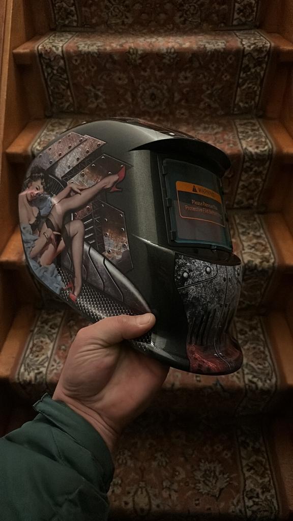 . IJzeren lasmasker, Diensten en Vakmensen, Aannemers