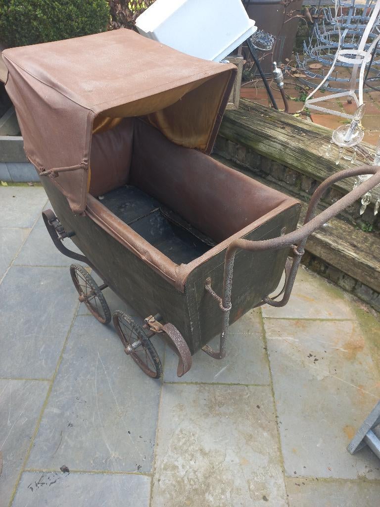 Zeer  oude  kinderwagen  jaren  1945, Ophalen