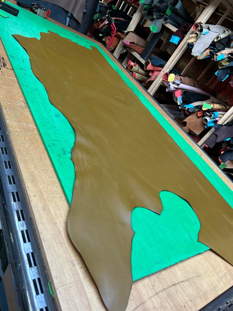 Olijf groen kalfs halve huid 1.5 mm dikte iets stug&glad A50, Enlèvement ou Envoi, Vert