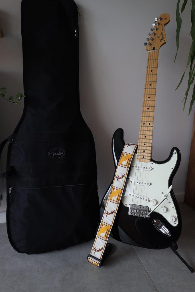 Fender Standard Stratocaster Mexico 2017, Musique & Instruments, Instruments à corde | Guitares | Électriques, Comme neuf, Solid body