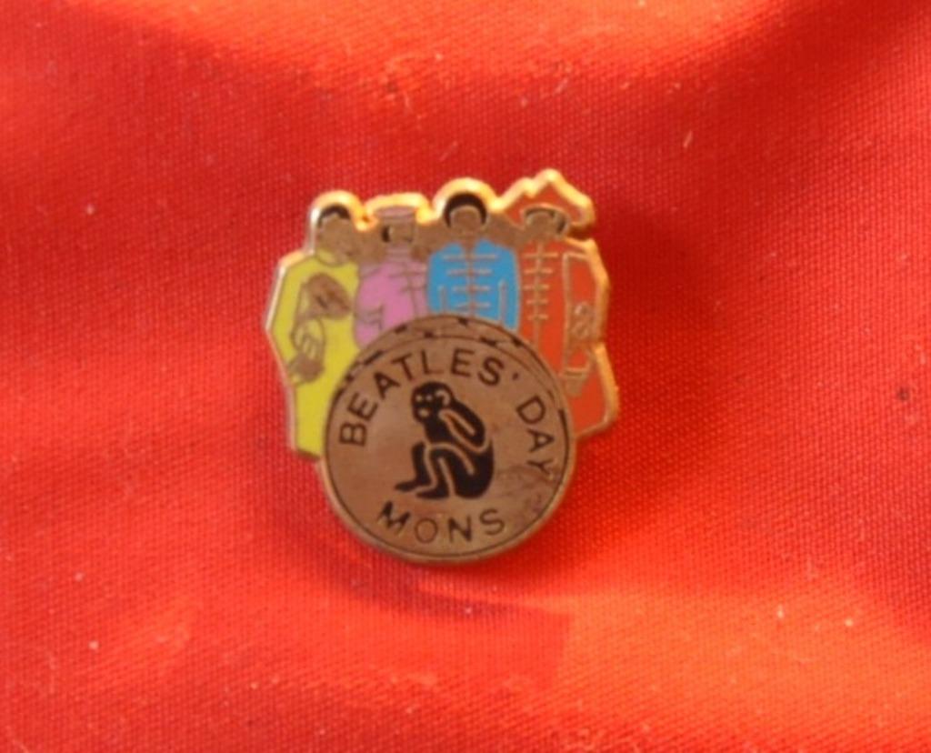 pin's beatle day mons, Collections, Broches, Pins & Badges, Enlèvement ou Envoi, Utilisé, Autres sujets/thèmes, Insigne ou Pin's