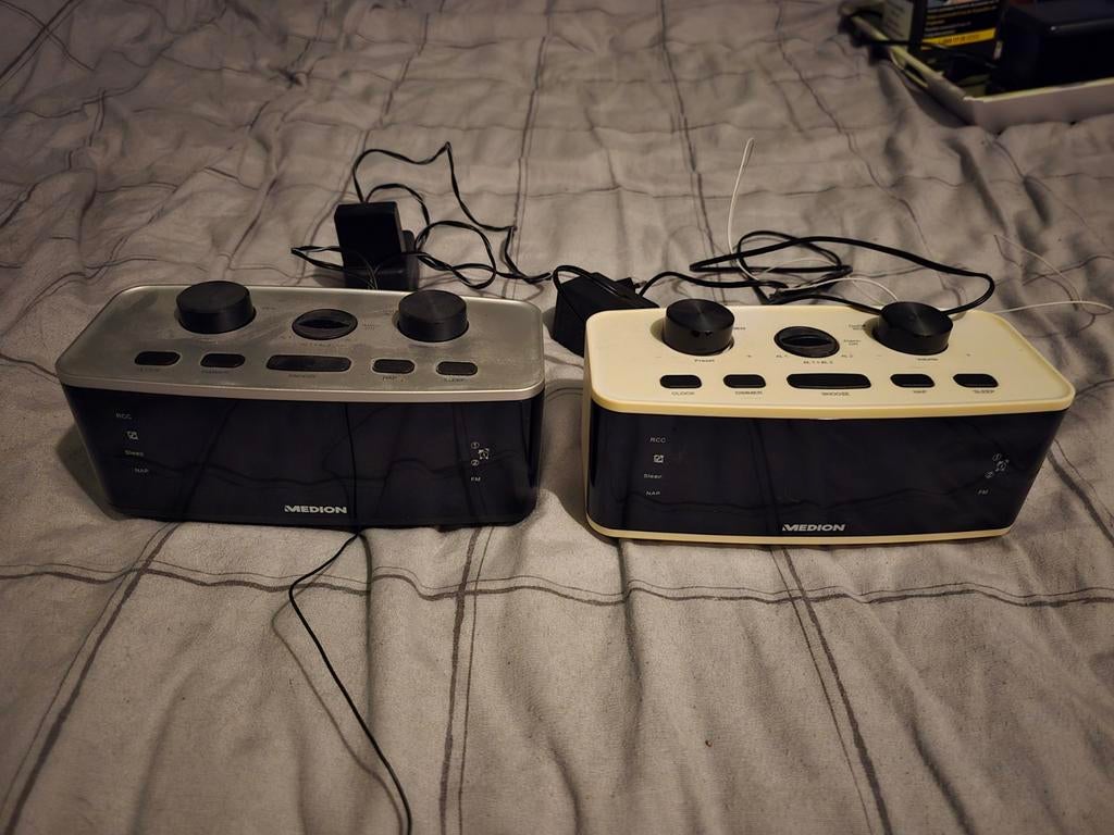 2 wekkerradio's Medion, Elektronische apparatuur, Wekkers, Ophalen of Verzenden, Zo goed als nieuw