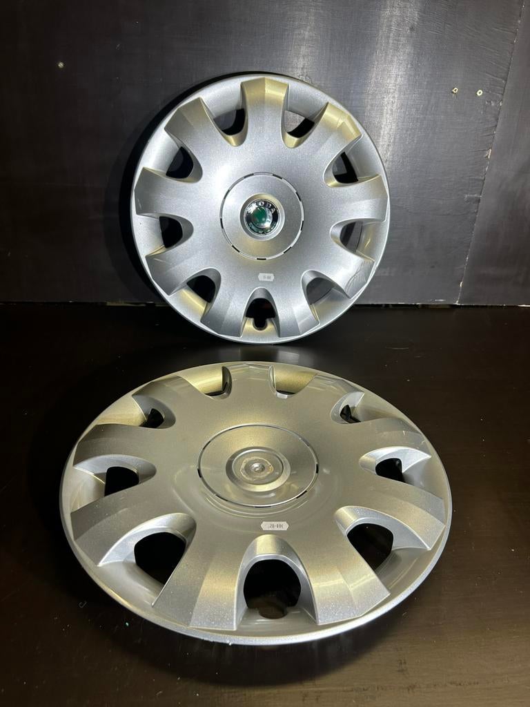 2 originele Skoda Octavia Roomster Fabia 15" wieldoppen, Auto diversen, Wieldoppen, Ophalen of Verzenden, Zo goed als nieuw