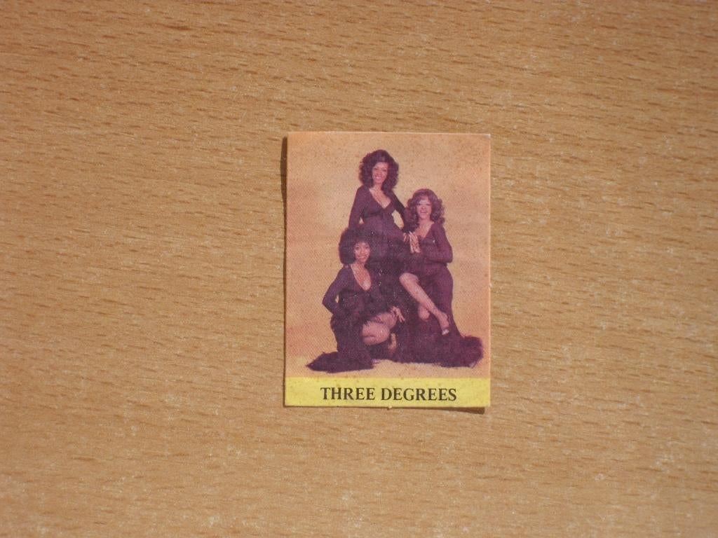 vintage jaren '70 sticker Three Degrees, Verzamelen, Ophalen of Verzenden, Nieuw, Film, Tv of Omroep