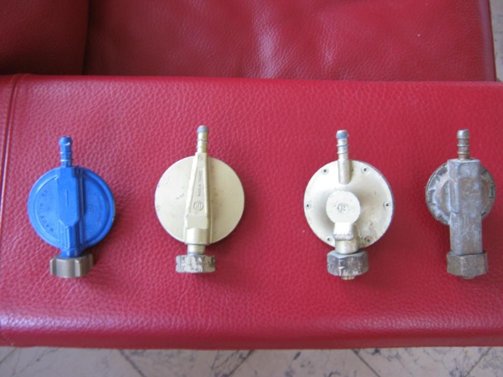 clip-on propaangasregelaars  10euro per stuks, Jardin & Terrasse, Barbecues à gaz, Enlèvement ou Envoi, Utilisé, Barbecue and friends central park