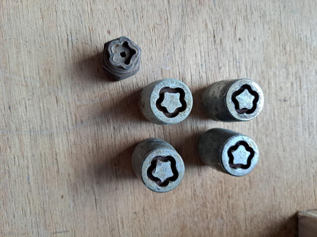 Alfa Romeo Bertone Anti-diefstal Wielmoeren, Auto-onderdelen, Ophalen, Gebruikt, Personenwagen, Banden en Velgen