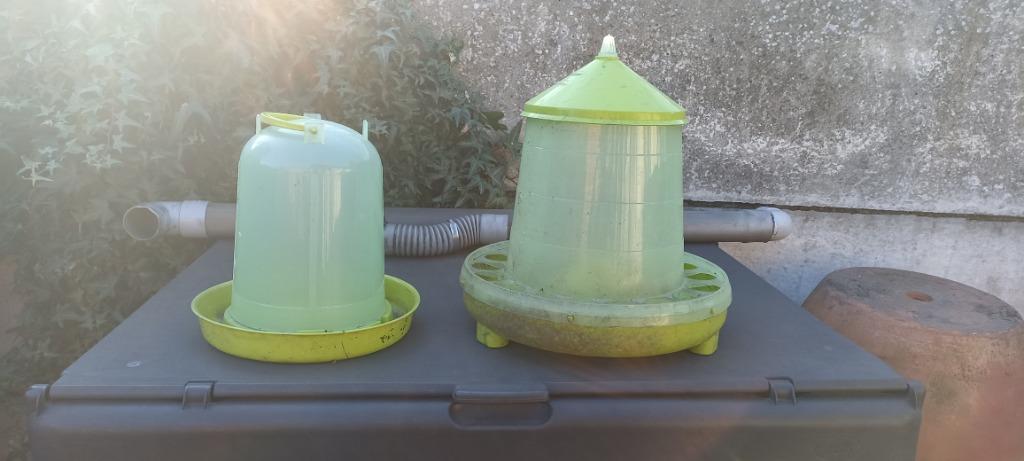 mangeoir et abreuvoir poules