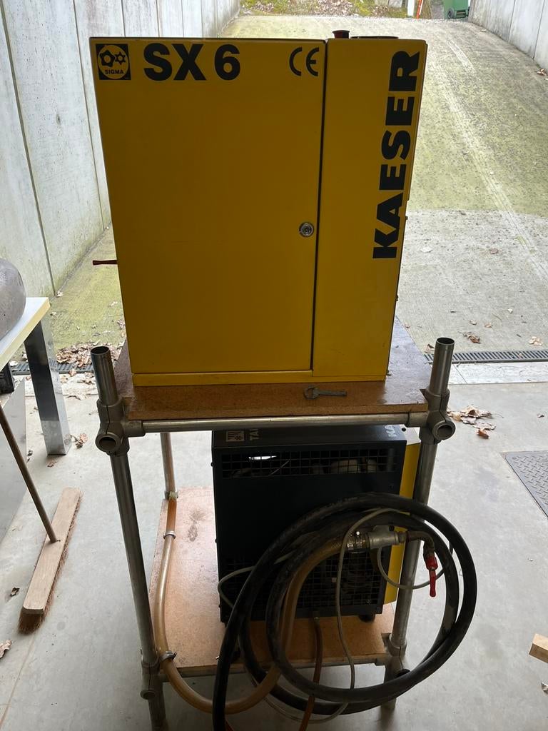 Kaeser schroefcompressor/droger/tank, Doe-het-zelf en Bouw, Compressors, Ophalen, Gebruikt, 400 tot 800 liter/min, Geluidgedempt