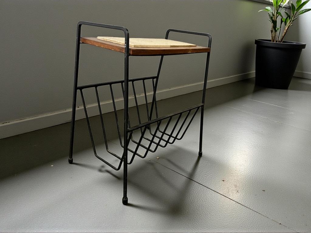 vintage gietijzeren bijzettafel /  krantenhouder, Huis en Inrichting, Woonaccessoires | Krantenbakken en Lectuurbakken, Gebruikt