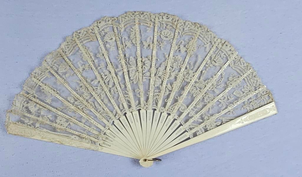 Éventail ancien vintage en dentelle et ivoire d, Enlèvement ou Envoi
