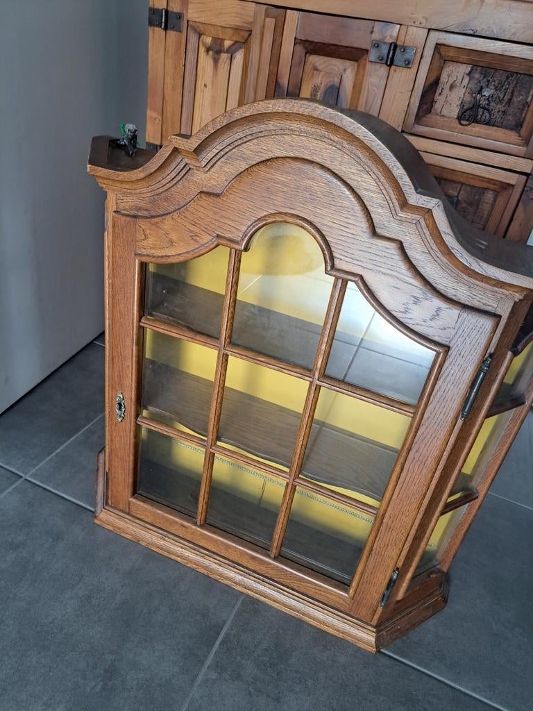 Vitrinekastje, Ophalen