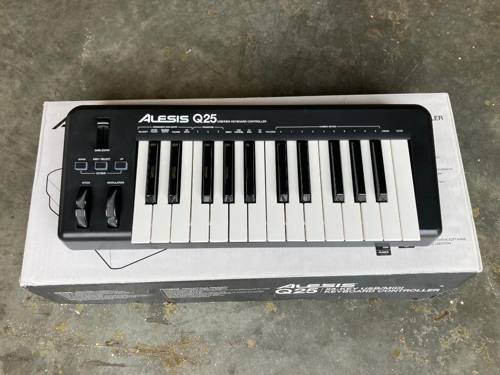 Alesis Q25, Muziek en Instrumenten, Ophalen of Verzenden, Zo goed als nieuw