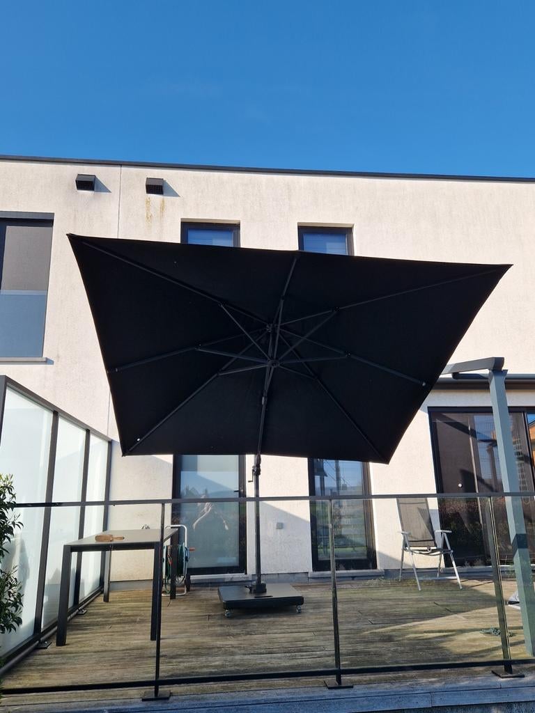 Avola zweefparasol met tiltfunctie in zwart aluminium, Tuin en Terras, Ophalen, Parasolvoet
