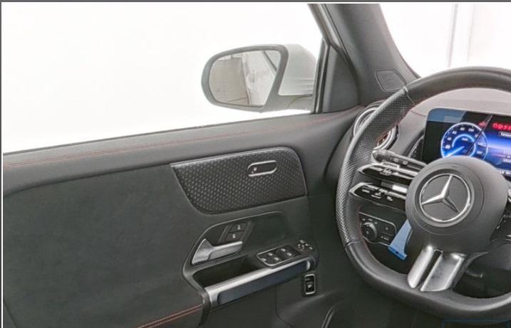 Mercedes-Benz EQB-Klasse 300 4MATIC AMG Line | Dodehoekassis, Auto's, Automaat, Stof, Gebruikt, 5 zetels